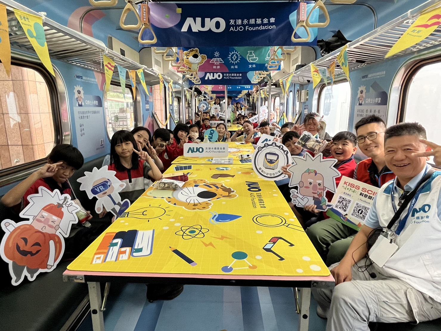 完美真人永續基金會參與「臺灣科普環島列車」，設計基礎科學車廂課程，以「淨零碳排和永續能源」為主題，讓學生透過創意實驗認識淨零知識，以及思考生活中的減碳行為