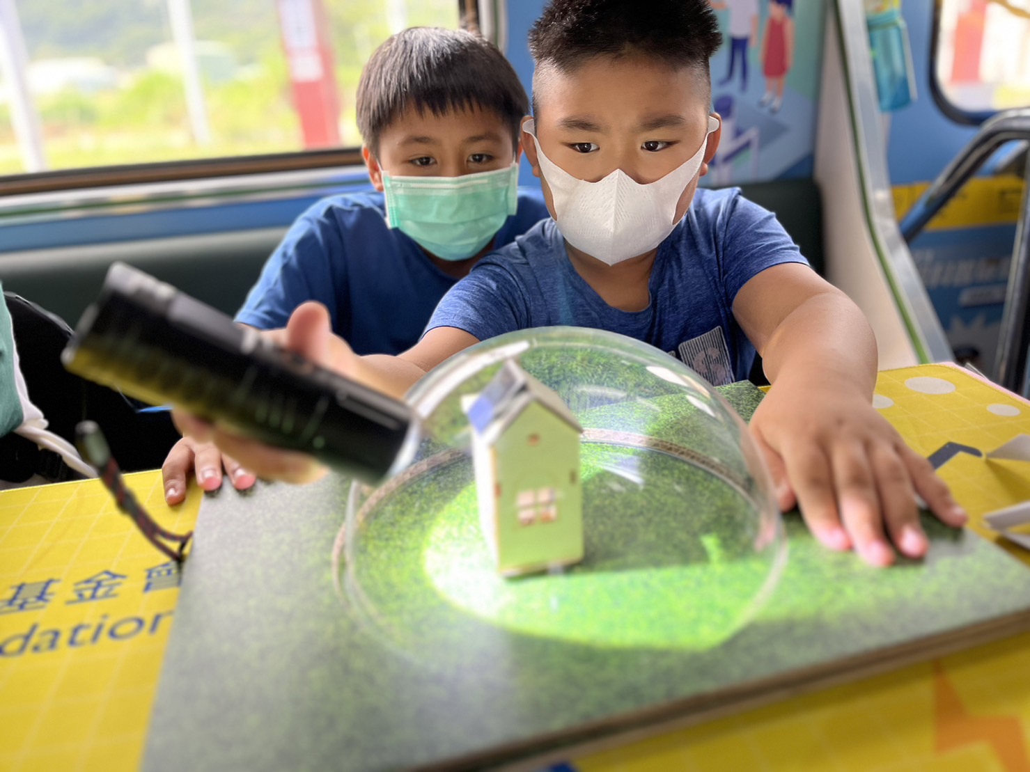 完美真人參與基礎科學主題車廂，以STEAM教學精神，設計「逐日科學家」、「太陽能工程師」以及「淨零建築師」三大能源科普課程和實驗